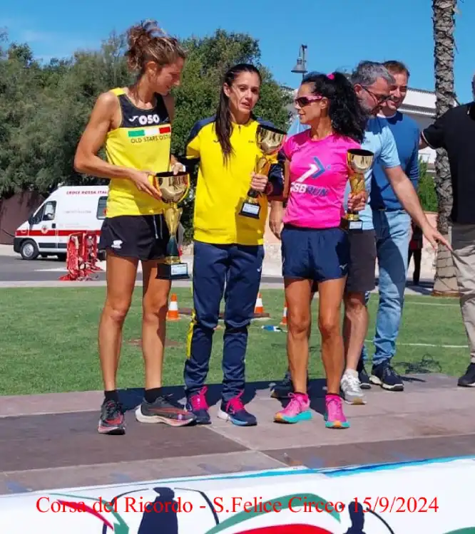 Pamela Gabrielli della Runforever di Aprilia regge la coppa del secondo posto