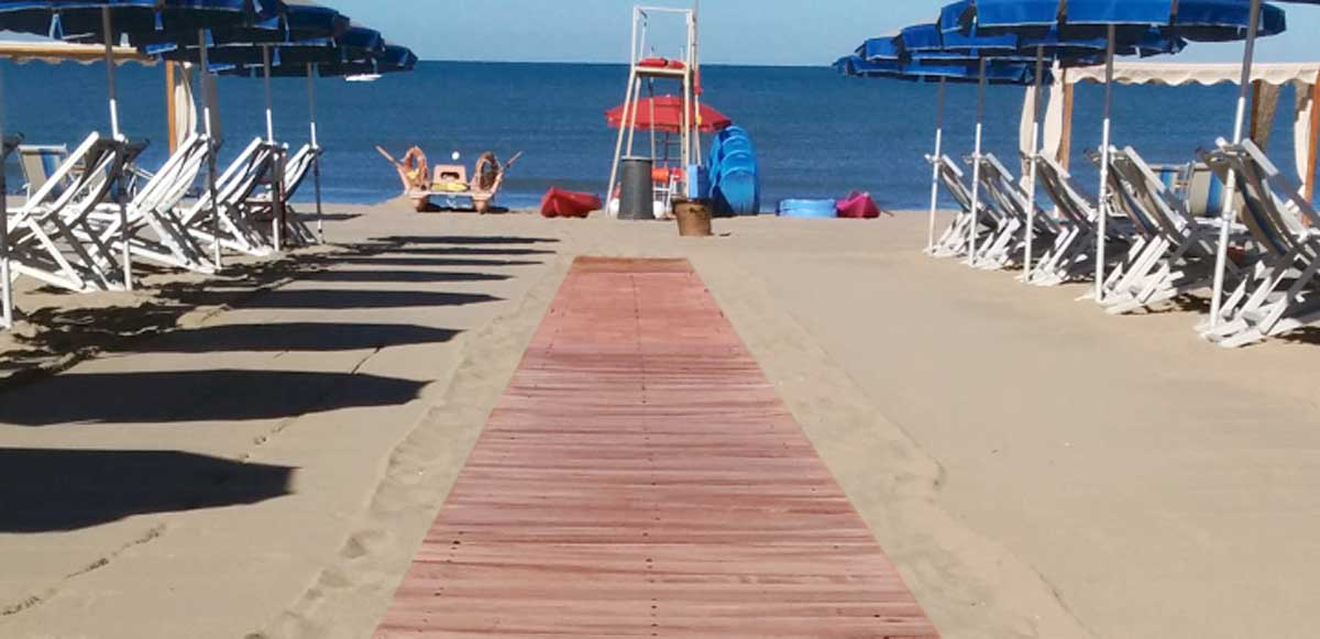 Torvaianica, in arrivo 8 passerelle per le spiagge pubbliche. Ma ad estate finita