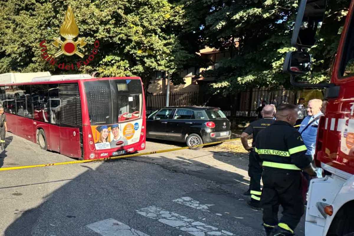 Autobus incastrato nell'ennesima voragine che si apre nelle strade di Roma