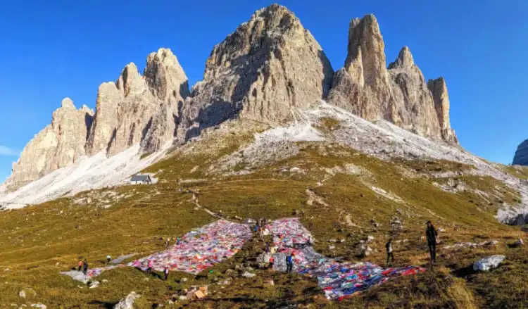 l'installazione con le coperte colorate realizzata dall'associazione Viva Vittoria sulle Dolomiti, davanti le Tre Cime di Lavaredo