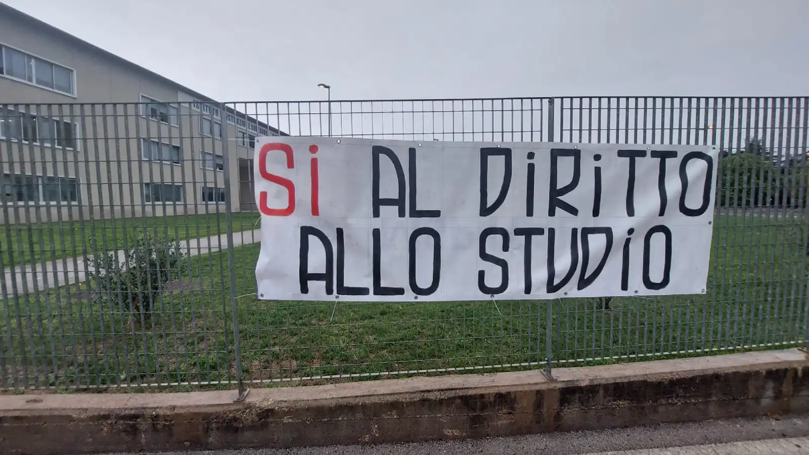 Striscione con la scritta "Sì al diritto allo studio"