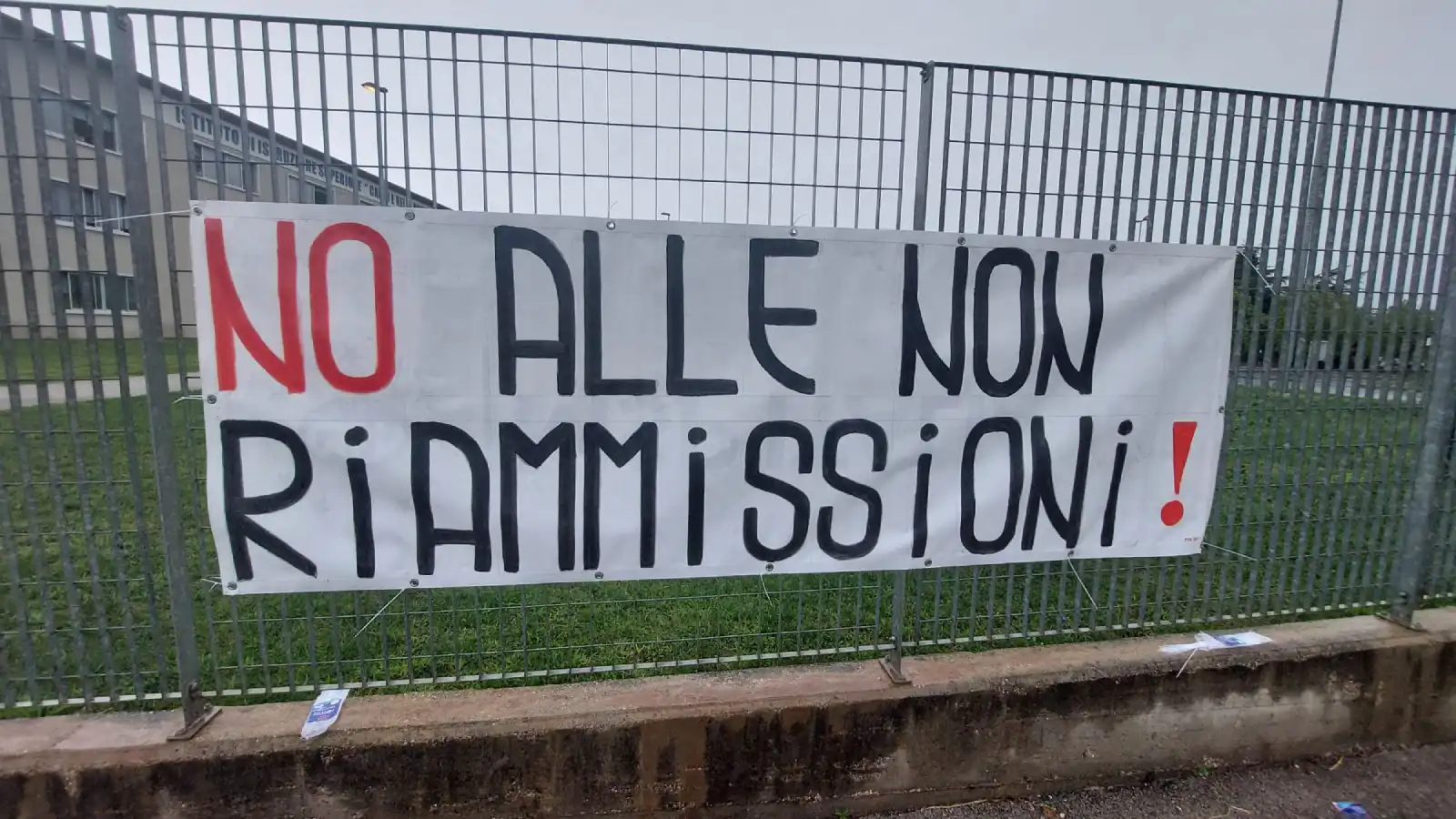 Striscione con la scritta: "No alle non riammissioni"