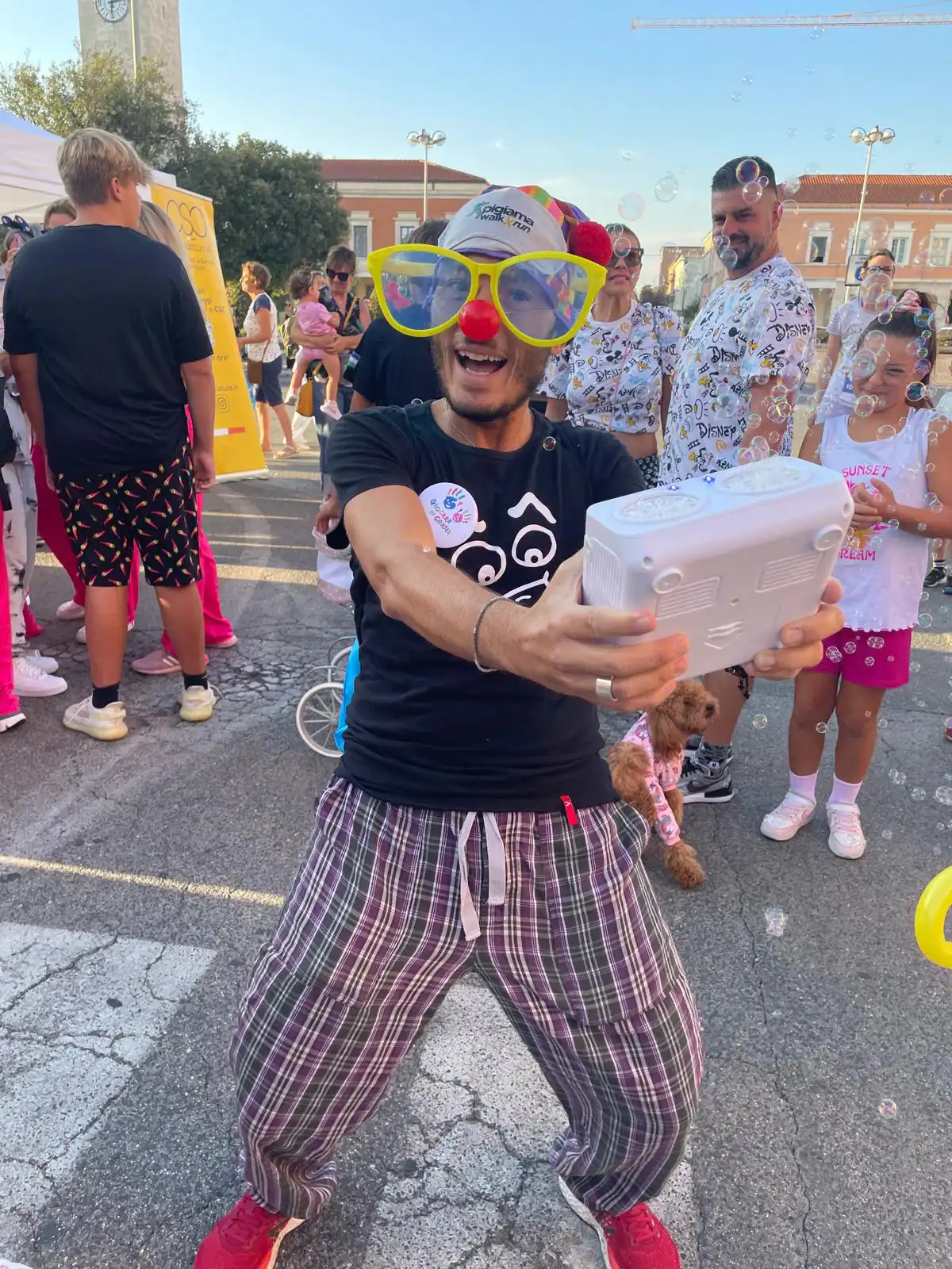 Un animatore vestito da clown alla Pigiama Run di Latina lo scorso anno in Piazza del Popolo