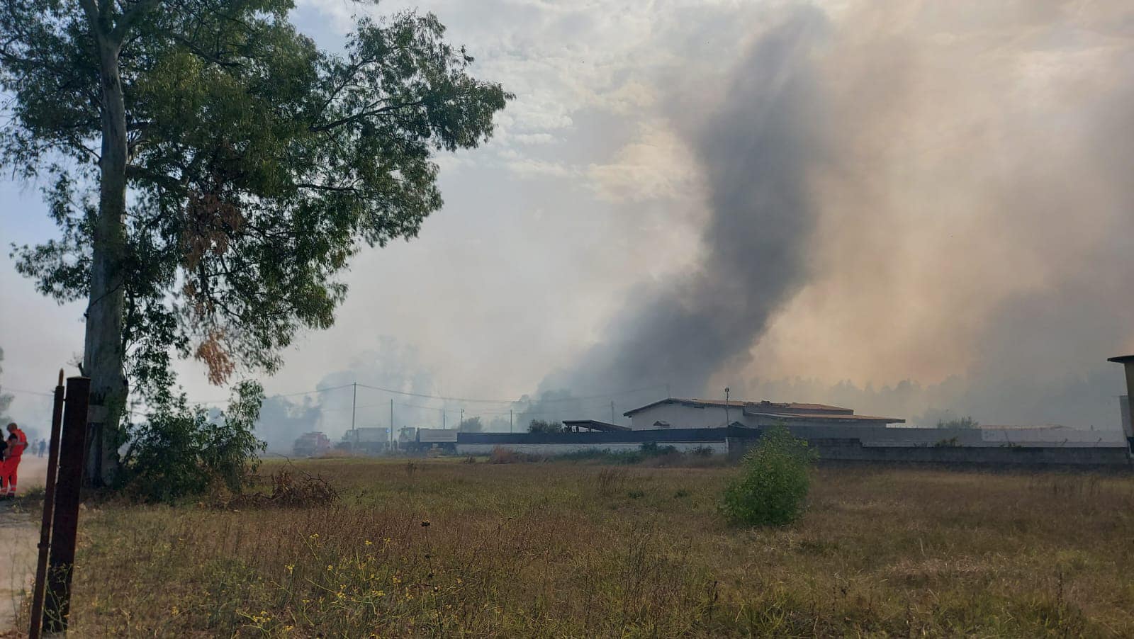 Incendio a ridosso della Pontina, evacuata la zona: pericolo per la plastica bruciata