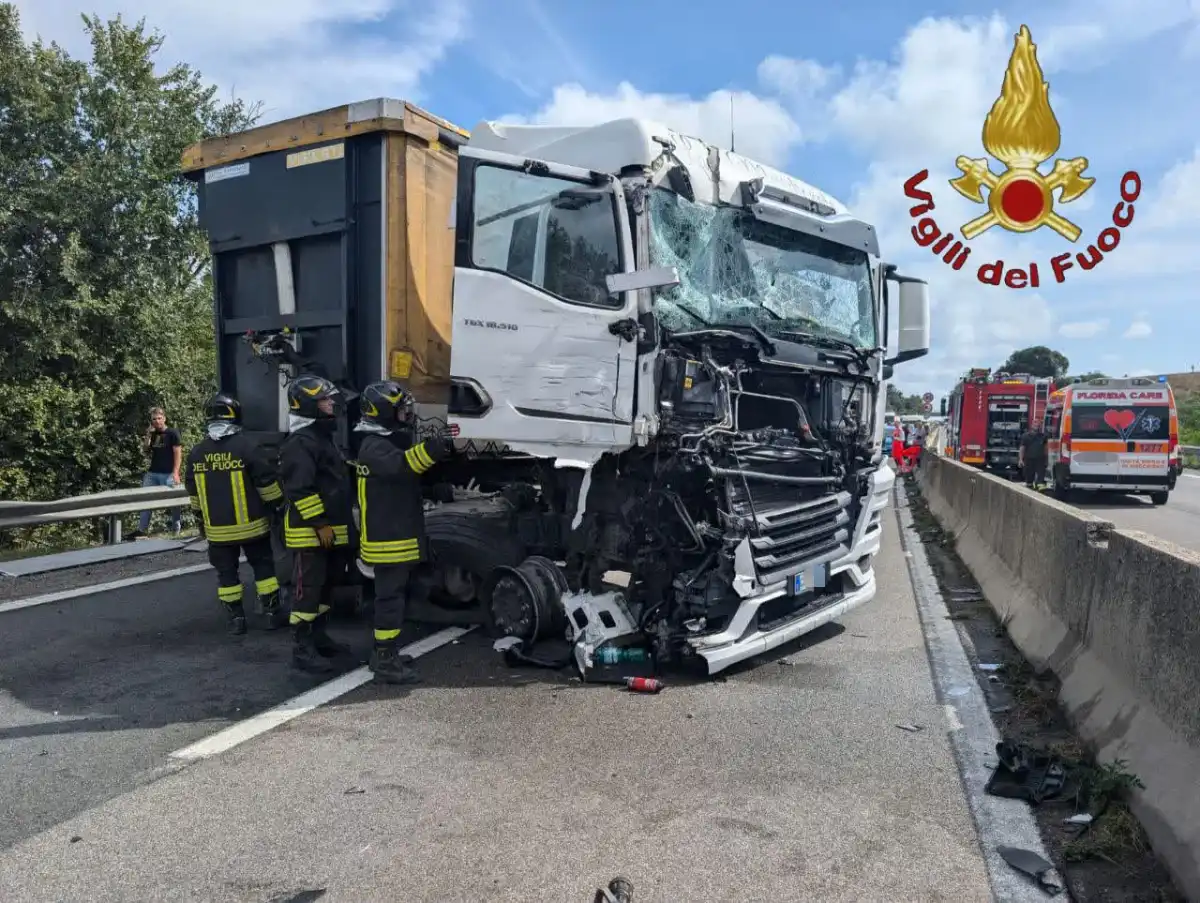 Dettaglio della motrice di uno dei 2 TIR coinvolti nell'incidente sulla Pontina