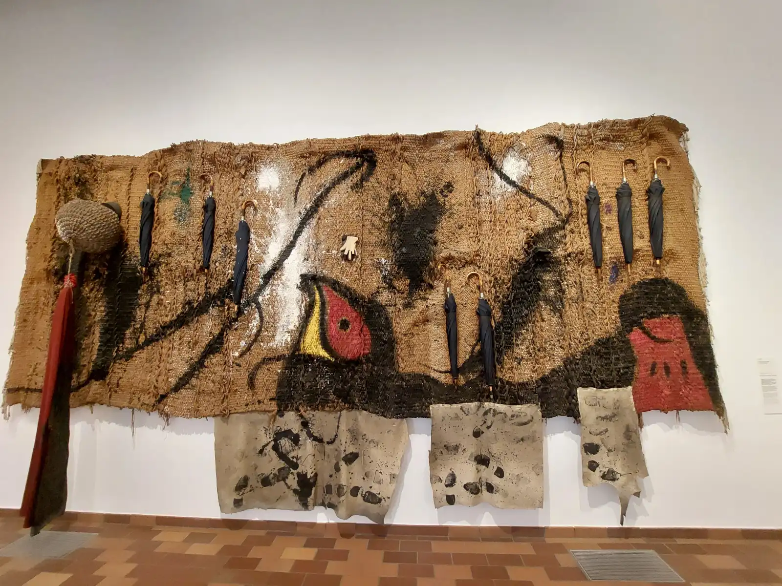 Collage tessile esposto alla Fundació Joan Miró a Barcellona