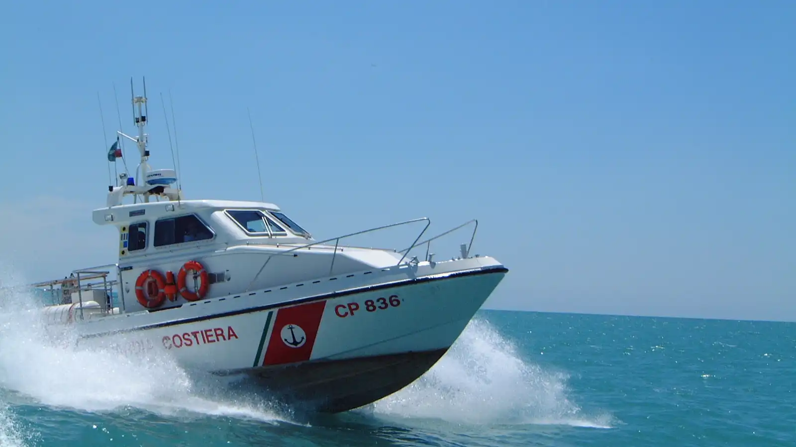 Peschereccio rischia di affondare. Portato in salvo al porto di Anzio