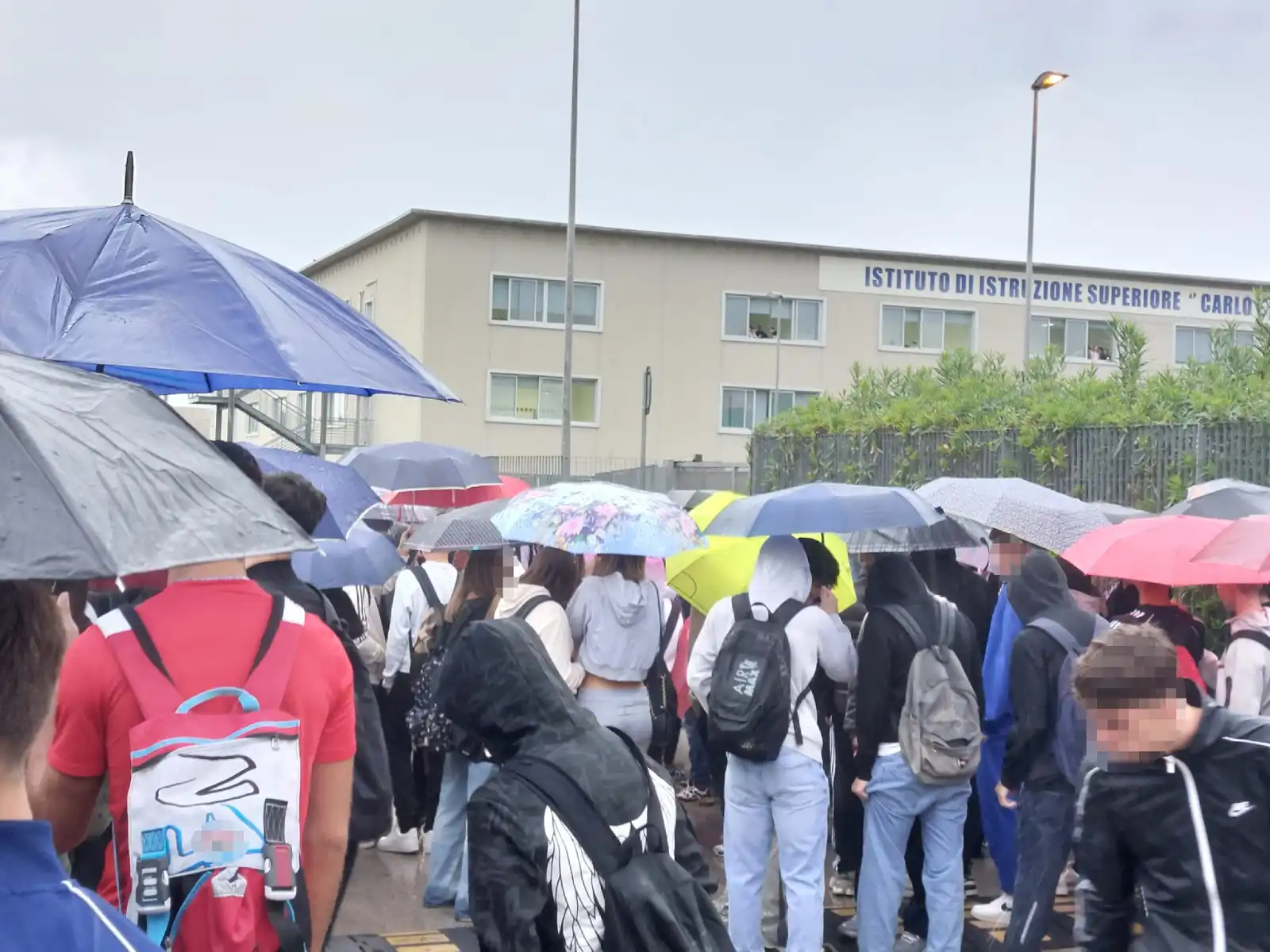 Al Rosselli di Aprilia gli studenti non entrano per protesta. La Dirigente: “Non rilascio dichiarazioni”