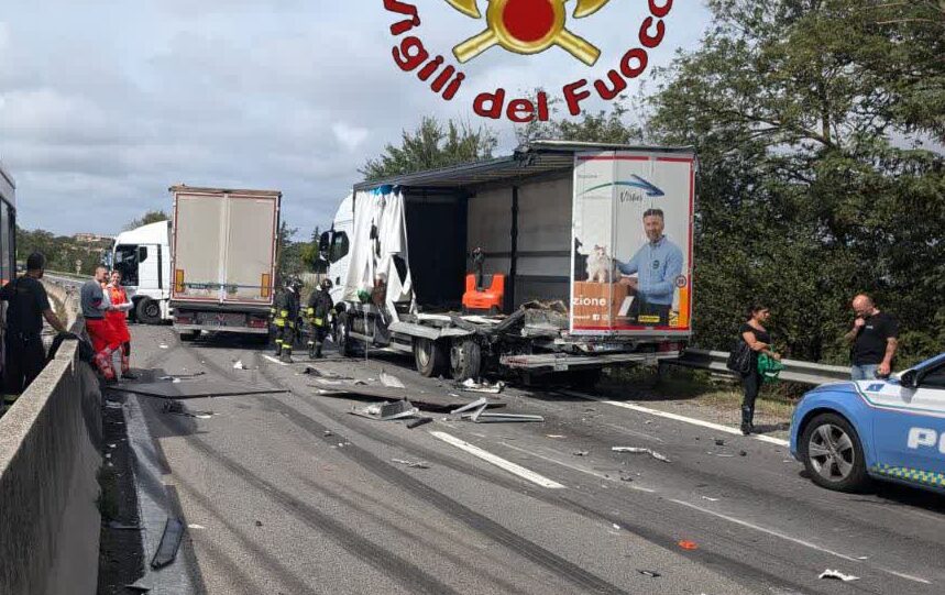 Scontro tra due tir sulla Pontina: strada chiusa verso Roma