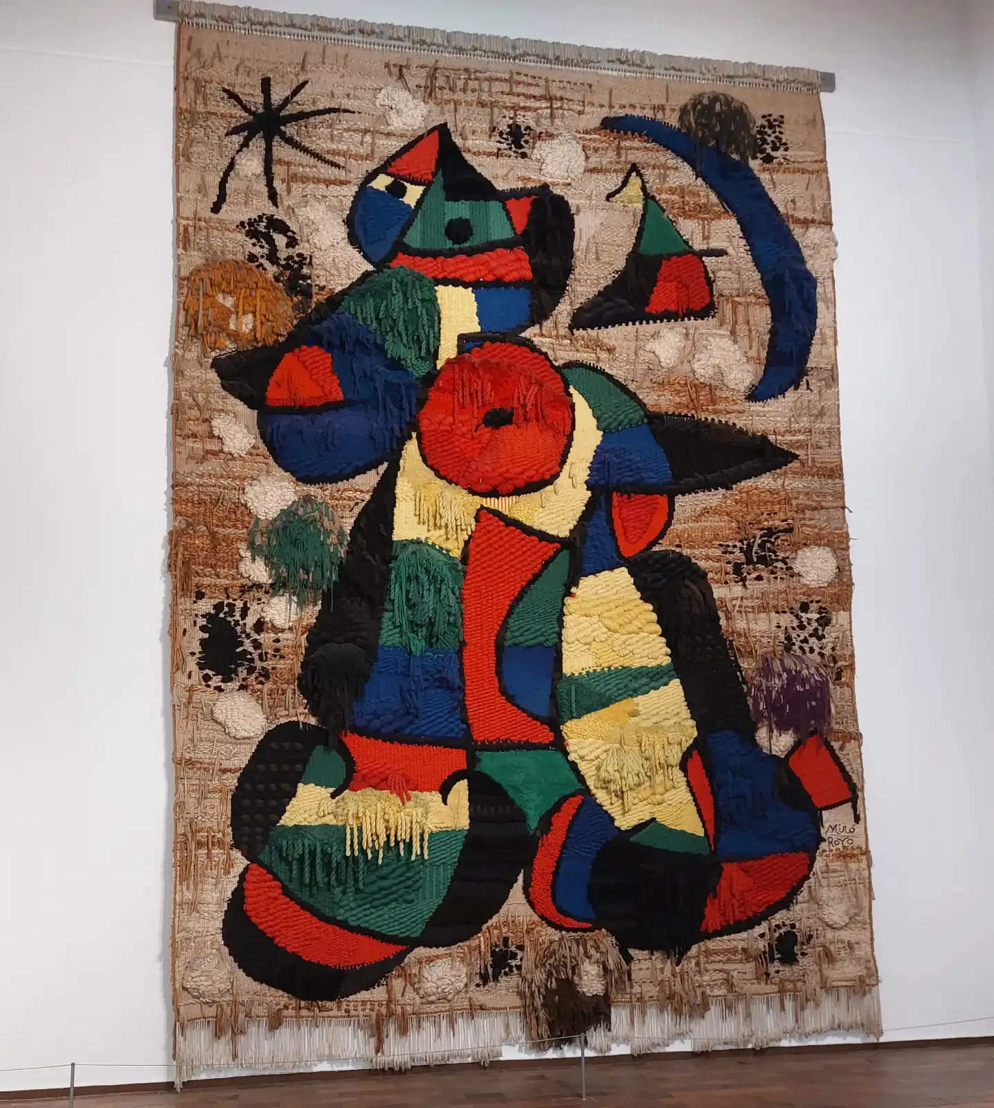 Enorme opera tessile realizzata da Joan Mirò esposta alla Fundació Joan Miró di Barcellona