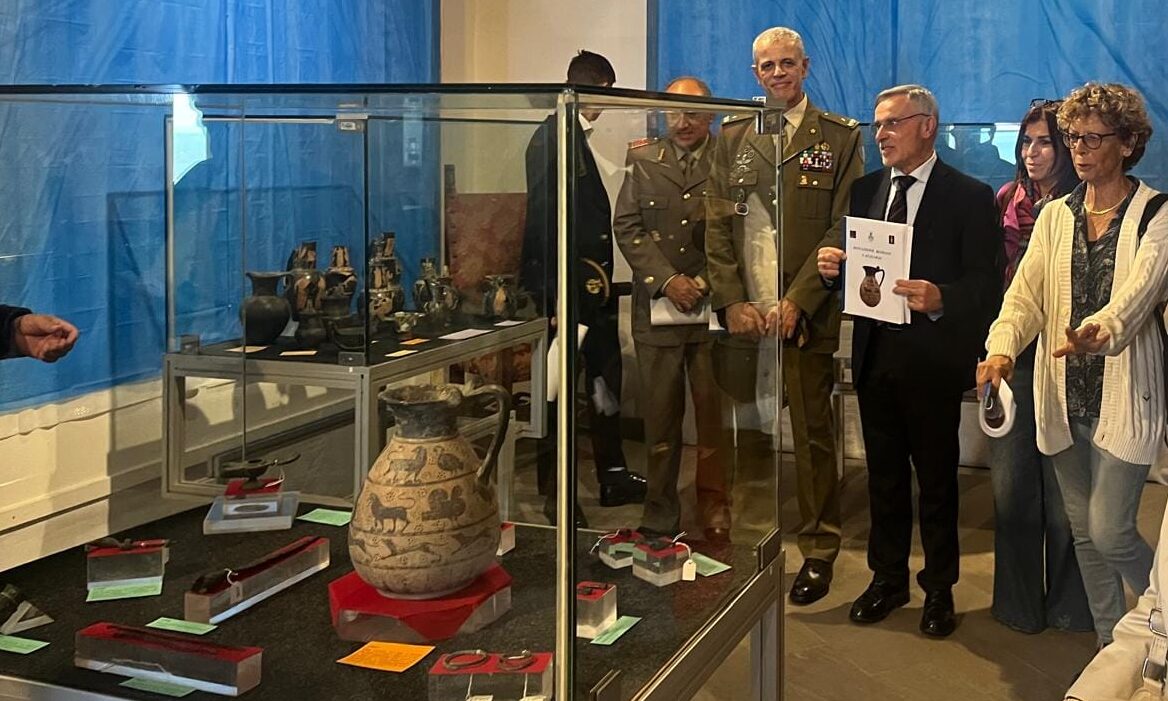 La collezione di reperti archeologici esposti a Forte Sangallo a Nettuno. Un momento dell'inaugurazione alla presenza del commissario prefettizio Reppucci.